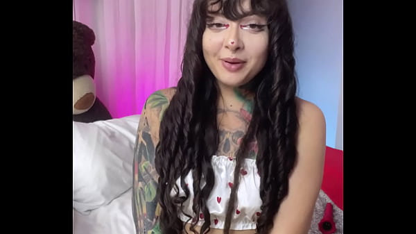 Votre copine passe un appel vidéo spécial pour la Saint-Valentin et joue avec son cul serré