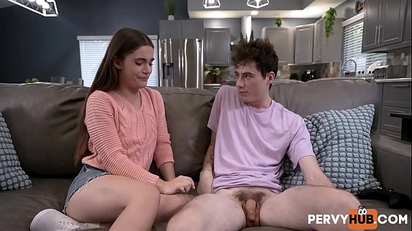 Responsabilità del fratellastro: Juniper Ren chiede consiglio a Jodie Johnson su come succhiare il cazzo, portando a un incontro intenso e appassionato in cui si esercitano e perfezionano le loro abilità