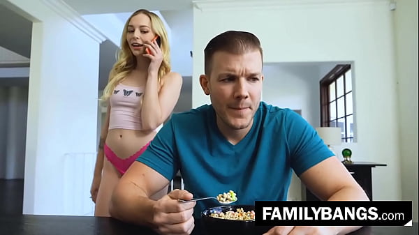 FamilyBangs.com ⭐ Hermanastros follan por la mañana después del desayuno, Lily Larimar, Codey Steele