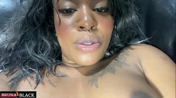 Cô gái trẻ thích thú chơi siririca mạnh mẽ không ngừng nghỉ.