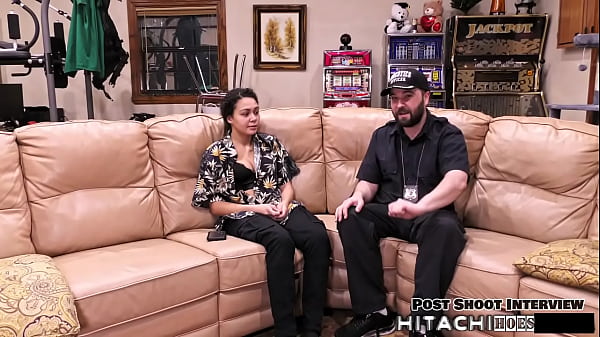 与 Mara Luv 一起射到床上 &amp_ 在 HitachiHoes 观看她在睡前自慰放松一下 - Reup