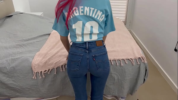 Meine Nachbarin aus Argentinien ruft mich an, um sie beim Masturbieren zu filmen. Ich gehe zu ihr nach Hause und sie trägt sehr aufreizende enge Jeans