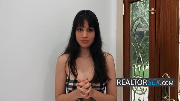 Une étudiante rend visite à son professeur d'histoire à la retraite