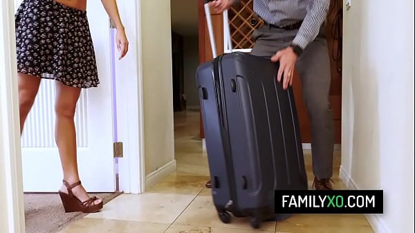 La figliastra bionda e magra Averie Moore prende il grosso cazzo del patrigno