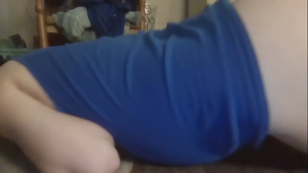 Ragazzo bianco Fruit of Loom con pantaloncini Under Armour e calzini Adidas