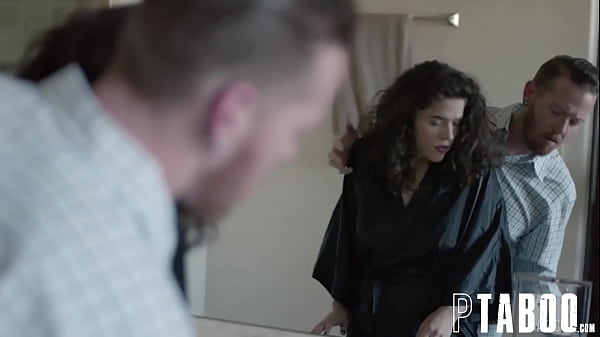 Sourire pour la caméra Johnny Goodluck, Victoria Voxxx