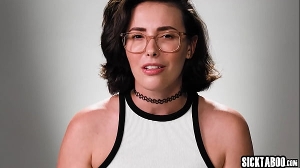 La pornostar MILF con il culo perfetto Casey Calvert si masturba e si compiace