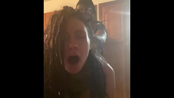 Hermosa latina con rastas se inclina sobre la encimera de la cocina y le follan el cerebro