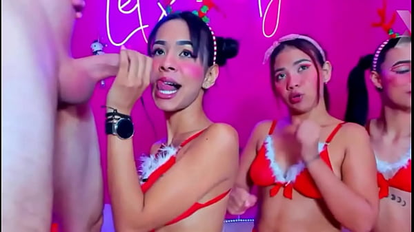 MIO DIO! Scopata violenta in gola di queste ragazze vestite di NATALE