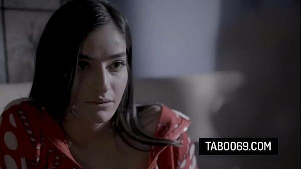 La bella mora Emily Willis si fa leccare la figa e scopare da un ragazzo più grande