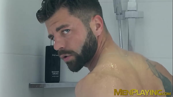 El semental trajeado Héctor de Silva se masturba su gran polla