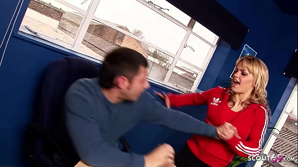 Thiếu niên tức giận đi tất quá đầu gối tại Femdom Làm tình với huấn luyện viên mọt sách của cô ấy