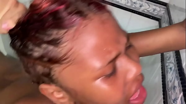 mon demi-frère me regarde me baigner alors je le séduis pour qu'il me baise fort