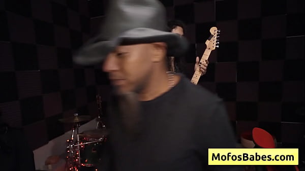 Une salope brune aux gros seins naturels sexy baise l'ingénieur d'un groupe de rock - Nia Bleu, Brett Maker