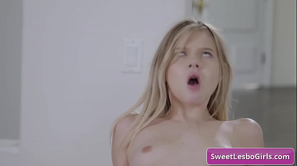 Morena tetona lesbiana sexy frotada en su clítoris y lamida en el coño por una pequeña rubia - Coco Lovelock, Charly Summer