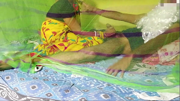 Die frisch verheiratete Bahu sah, wie ihr Sasur den Schwanz schüttelte, und wurde dann mit echtem Hindi-Audio in Desi gefickt