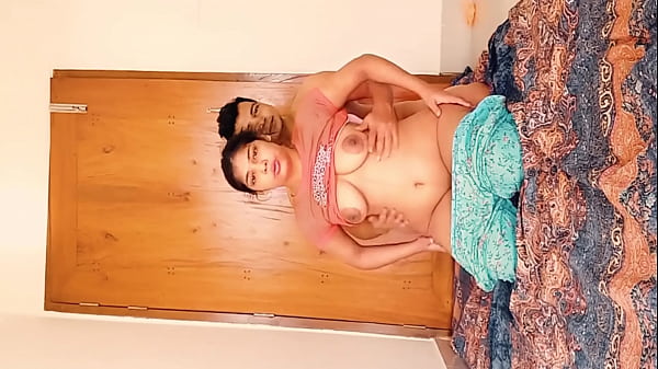 Una teenager sexy e sexy si esibisce