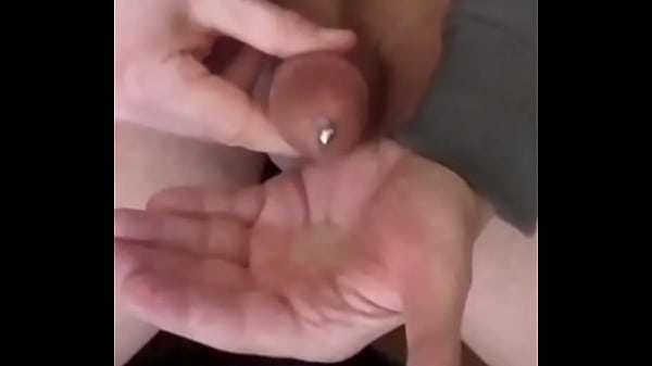 Je me branle et &eacute_jacule avec ma tige &agrave_ ur&egrave_tre dans la bite,