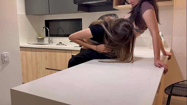 Ibamos a tomar caf&eacute_ pero me termin&eacute_ tomando la miel de su vagina.