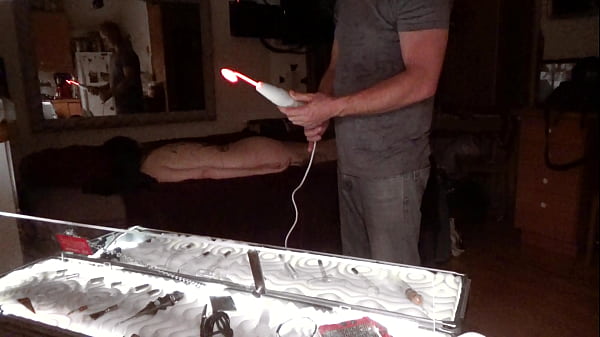 Raven Grey nhận được cây đũa điện BDSM