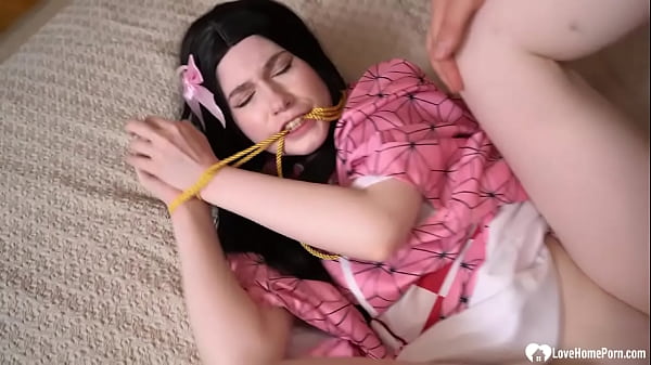 Erstaunlich heißer Teenie zeigt sich