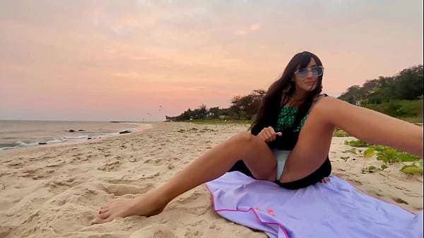 Ragazza di bellezza sexy. A caccia di tramonti, vibrazioni da spiaggia e pura gioia!