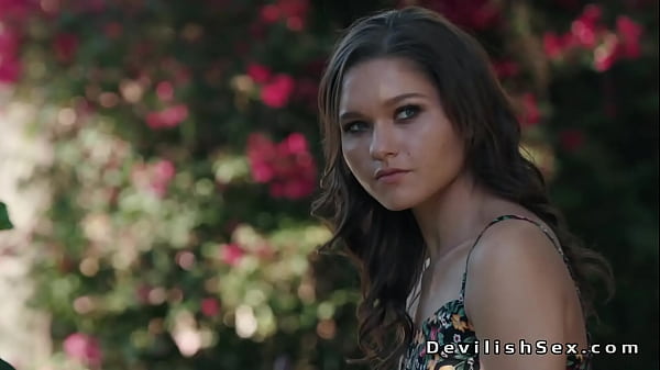 प्यारी जवान लड़की की धारियां