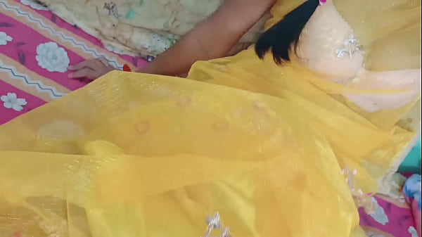 Une superbe adolescente se déshabille en pipe