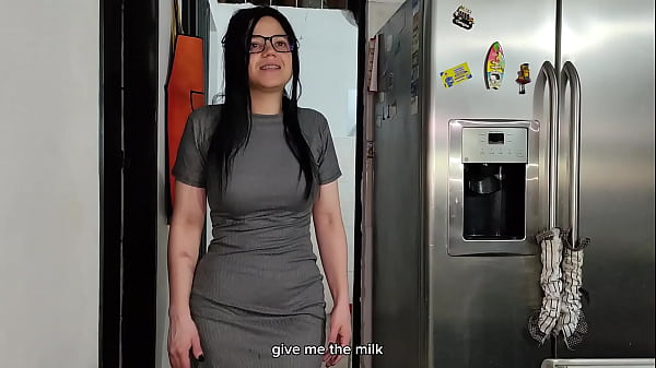 La troia della mia cuginastra approfitta del fatto che siamo soli e inizia a scopare in modo davvero delizioso