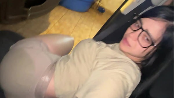 Il mio fratellastro arriva molto arrapato e non vede l'ora di scoparmi