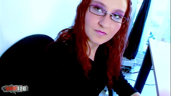 यूग रेडहेड लोला बेला कक्षा में गुदा शिक्षक की भूमिका निभा रही है