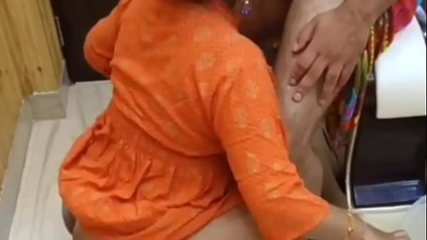 Meu meio-irmão tocando minha buceta! Ele adora filmar meu pé de camelo com shorts de ginástica brancos.