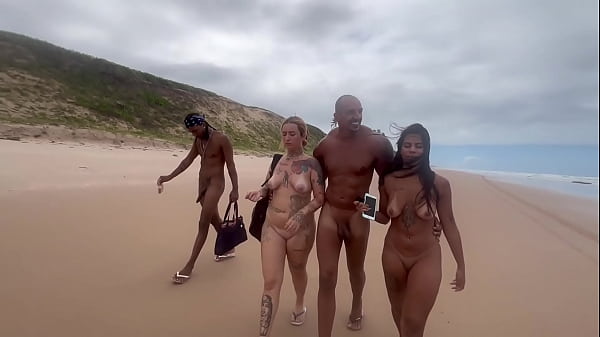 Ho fatto un'orgia sulla spiaggia per nudisti con le mie amiche sexy e l'ho anche registrata