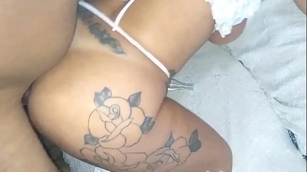 Sexo preso no sofá com uma morena