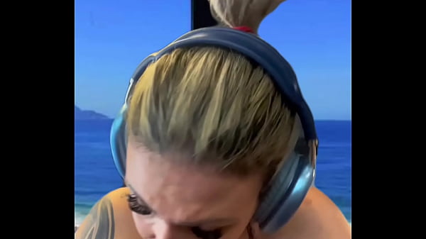 Treinando na academia da praia de Ipanema Rj, só de biquíni, toda molhada, suor escorrendo pelas pernas, fiquei com muito tesão!