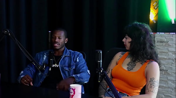 Hermosa Adolescente realiza actos exóticos