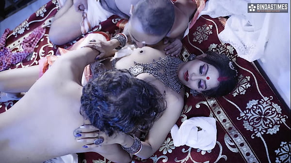 Il marito condivide la sua bella moglie appena sposata con il suo amico durante la prima notte di nozze - Scopata a tre