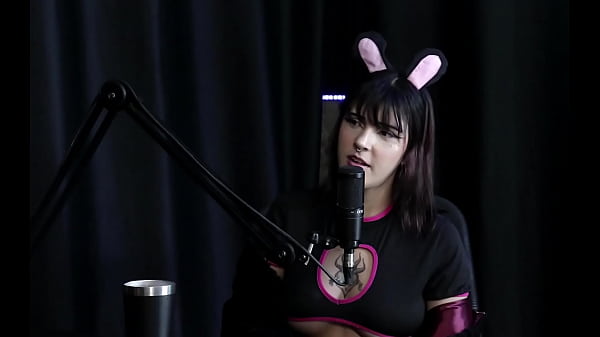 Ela é ninfomaníaca e se masturba duas vezes, gozando com facilidade, além de ser submissa, gozar palmadas e ter fetiches com facas - Yummi Paradise (SHEER/RED)