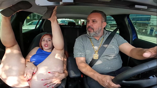 Carioca Isa Fox, a wonderful cat, shows off her beauty on the streets in a carpool