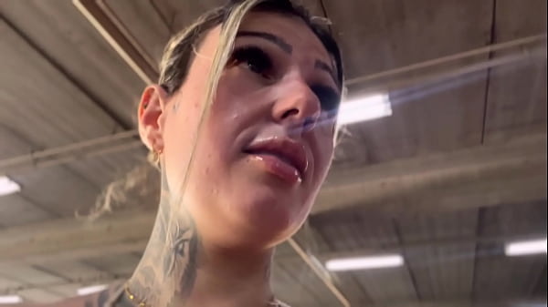 Mi hanno sorpreso nel camerino di un negozio di fascia alta? Squirto e vengo molto ovunque mi abbia dato tes&atilde_o!