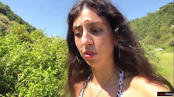 Đi bộ với tinh nóng hổi trên mặt trên bãi biển công cộng đầy người - Cumwalk