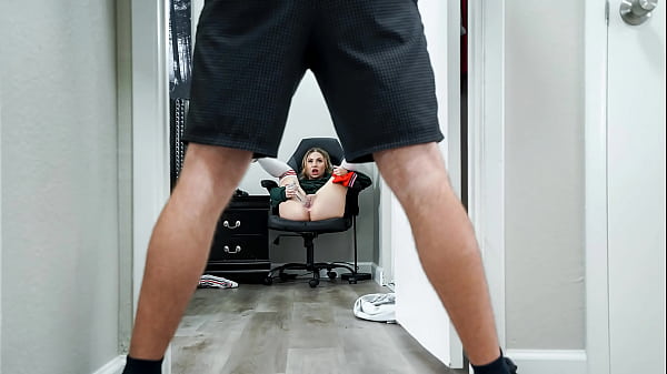 ¡La pequeña hijastra aprende lo que puede hacer una polla real! - Tinygal