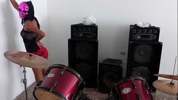 ME ESTOY PREPARANDO PARA HALLOWEEN EN CASA DE MI PADRASTRO. SOY UNA MORENA LATINA MUY CALIENTE. PORNO CASERO REAL