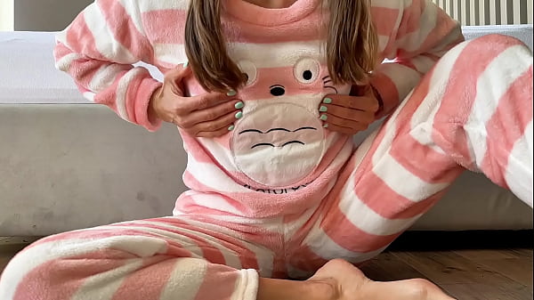 美丽的青少年表演喷