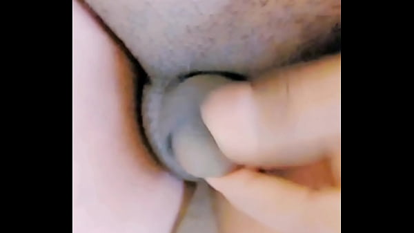 Transexual de polla pequeña se desnuda y muestra su pequeño clítoris