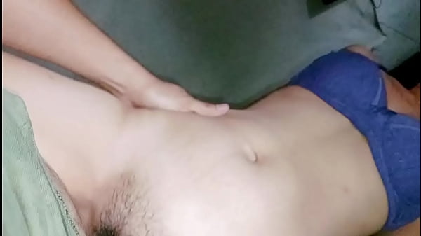 ¡La niña bebe recibe 2 pops! Semen en la boca semen en el coño