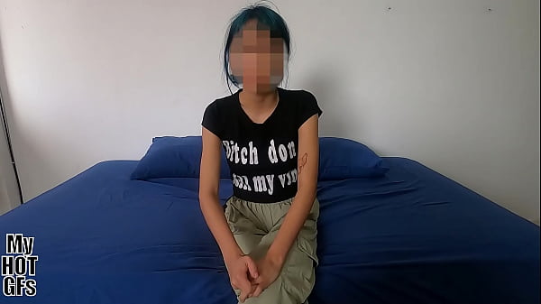 &iexcl_A malapena legale! Una giovane ragazza appena compiuta 18 anni arriva per provare qualcosa di nuovo...