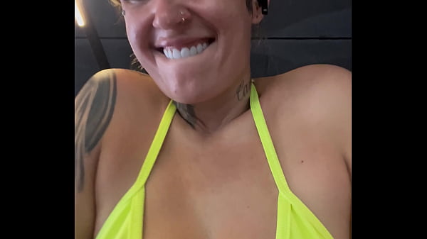 Ich habe Fil Dental Schmollmund geübt! Im Fitnessstudio vor dem Copacabana-Strand in RJ. Ich wurde fast rausgeschmissen, ich war so geil, dass mir der ganze Sabber in die Muschi lief!