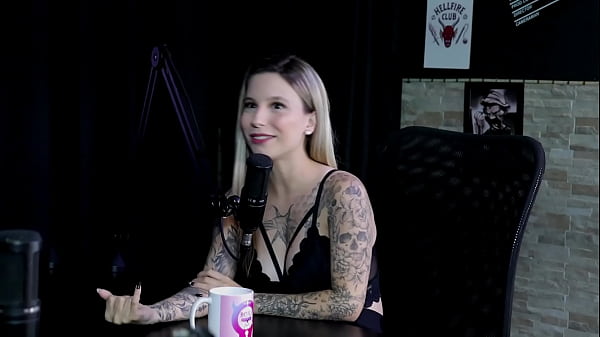 Sie wurde bei der Arbeit belästigt, sie war auf dem Cover von Sexy, ihre Eltern wissen nicht, dass sie Pornos macht und sie war die Schulhure – Baby Fire (SHEER/RED)