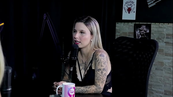 Gli piace fare porno esplicito e il suo feticismo più strano era registrare il rumore del suo stomaco - Baby Fire (SHEER/RED)